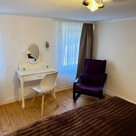 Doppelhaushaelfte - Gemuetlich Wohnen Im Fachwerkhaus - 5 Schlafzimmer, 2 Baeder Apartmán Wolfhagen