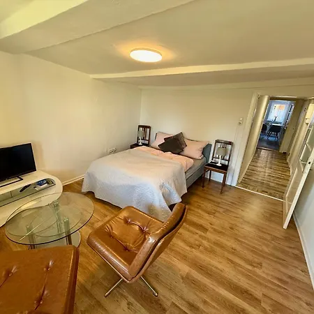 Apartment Doppelhaushaelfte - Gemuetlich Wohnen Im Fachwerkhaus - 5 Schlafzimmer, 2 Baeder Wolfhagen