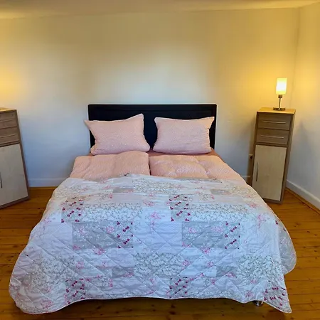 Apartment Doppelhaushaelfte - Gemuetlich Wohnen Im Fachwerkhaus - 5 Schlafzimmer, 2 Baeder Wolfhagen