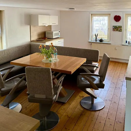 Apartment Doppelhaushaelfte - Gemuetlich Wohnen Im Fachwerkhaus - 5 Schlafzimmer, 2 Baeder Wolfhagen